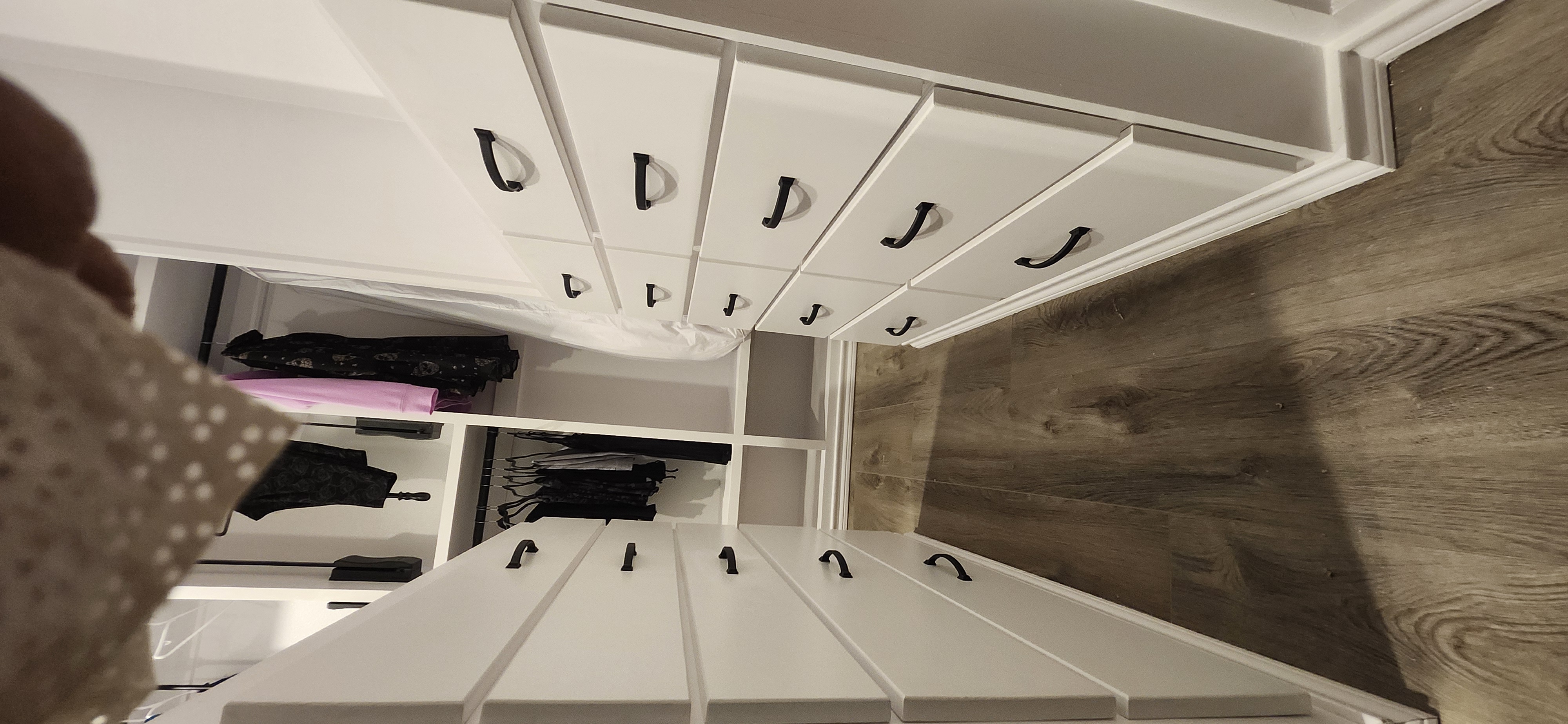 Corner drawers hanging